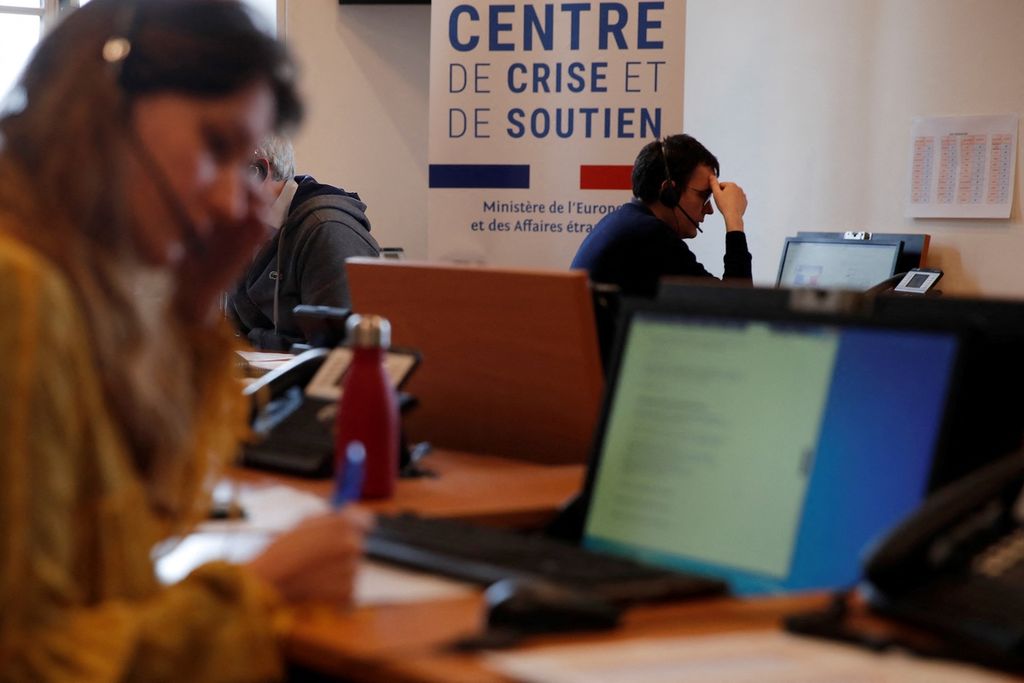 Seorang pegawai menerima telepon di Pusat Krisis dan Dukunngan di Kementerian Luar Negeri Perancis di Paris terkait pemulangan kembali warga Perancis dari kawasan Palestina dan Israel pada 3 April, 2020 lalu, terkait serangan Hamas ke Israel saat itu.  