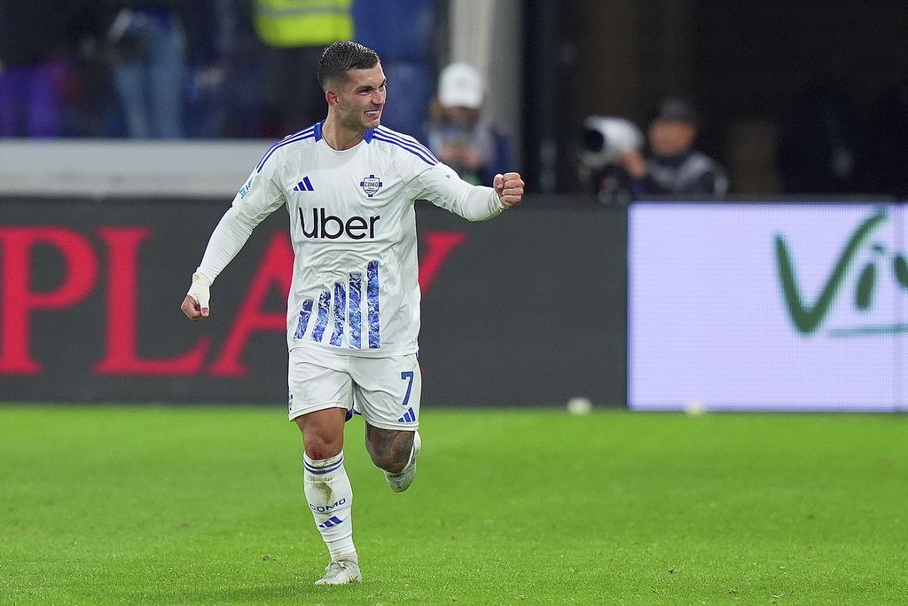 Pemain Como, Gabriel Strefezza, merayakan golnya ke gawang Atalanta pada laga Liga Italia di Stadion Gewiss, Bergamo, Italia, Rabu (25/9/2024) dini hari WIB. Como menang dengan skor 3-2.