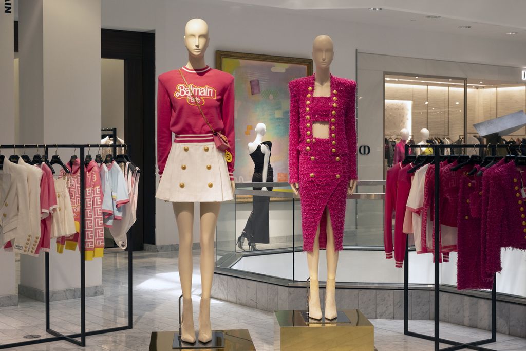 Koleksi kolaborasi Balmain dan Barbie dipajang di Neiman Marcus di Beverly Hills, California, AS, pada Rabu (19/7/2023). Toko itu meluncurkan koleksi kolaborasi eksklusif Barbie dengan Balmain dan sudah menjual banyak item dalam beberapa hari terakhir ini. 