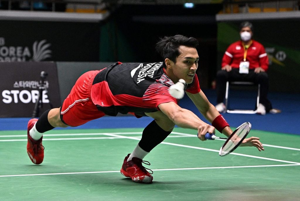 Indonesian badminton player Jonatan Christie reached out and returned to China's Weng Hong Yang in the final match of the Korean Open in Suncheon, Sunday (10/4/2022). Jonathan lost with a score of 21-12, 19-21, 15-21. 