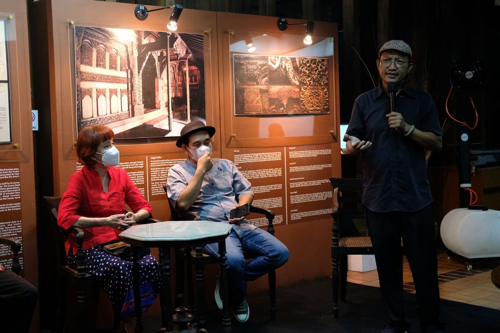 Nawa Tunggal (kanan) menjelaskan terciptanya pameran di Bentara Budaya Jakarta, Palmerah, Jakarta, Rabu (12/10/2022). Pameran Tunggal Berdua Trilogi Kenyamanan ini merupakan karya kolaborasi dua artis, yakni Dwi Putro dan Nawa Tunggal atau acap dipanggil Dwitunggal.