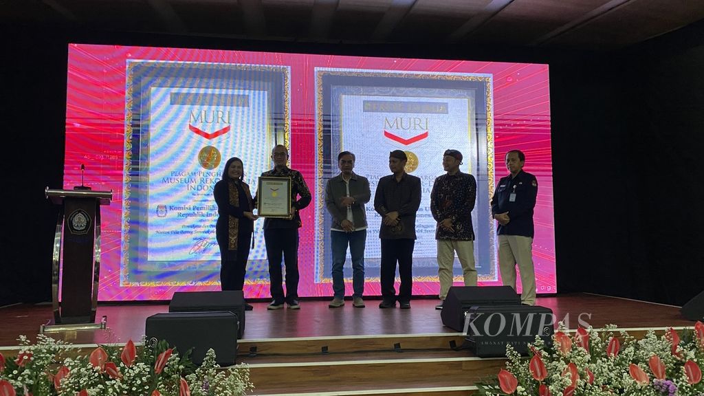Museum Rekor-Dunia Indonesia menyerahkan piagam penghargaan kepada Komisi Pemilihan Umum dalam acara <i>nonton</i> bareng film <i>Kejarlah Janji</i> di Universitas Diponegoro, Kota Semarang, Jawa Tengah, Sabtu (28/10/2023). 