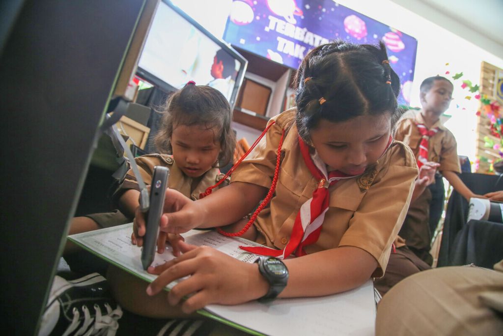 Blind students read the Braille Quran while at an Extraordinary School (SLB) in Jakarta, Wednesday (10/30/2019).