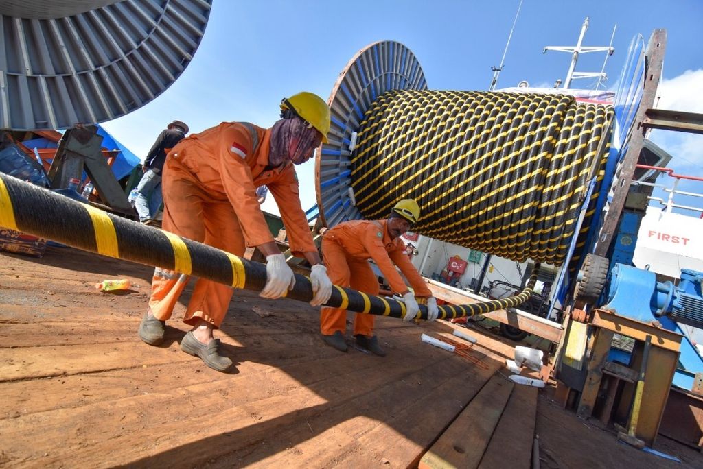 Gulungan kabel untuk listrik jaringan bawah laut diturunkan dari kapal pengangkut di obyek wisata Gili Terawangan, Lombok Utara, Nusa Tenggara Barat.