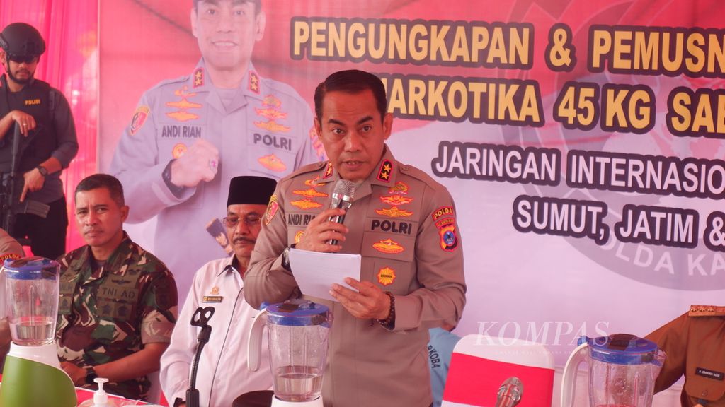 Kepala Kepolisian Daerah Kalimantan Selatan Inspektur Jenderal Andi Rian Djajadi menyampaikan keterangan pers pengungkapan tindak pidana narkotika di Banjarmasin, Selasa (10/1/2023).