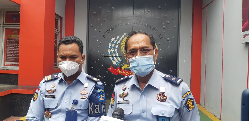 Marjono, Pelaksana Harian (Plh) Kepala Rutan Kelas I Jakarta Pusat (kanan), dan Hermanto, Kepala Kesatuan Pengamanan Rutan Kelas I Jakarta Pusat (kiri), di Salemba, Jakarta Pusat, Selasa (12/7/2022).