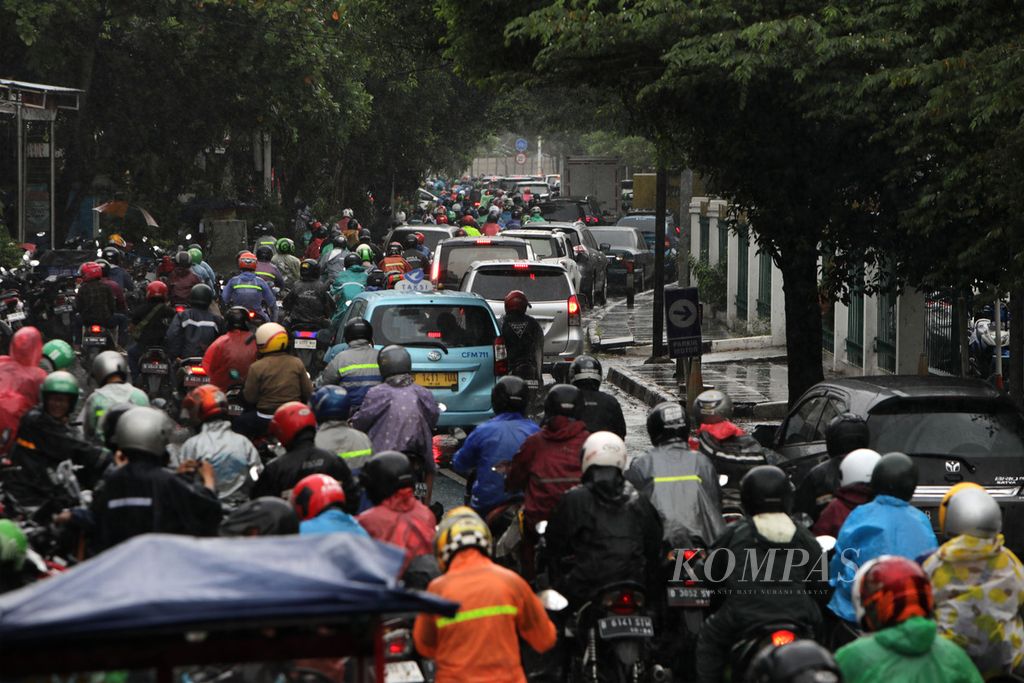 Kendaraan terjebak kemacetan di Jalan Tentara Pelajar di sekitar Stasiun Palmerah, Jakarta (21/2/2023). Kemacetan jamak terjadi di jam-jam orang berangkat kerja dan pulang kerja di Jakarta. 