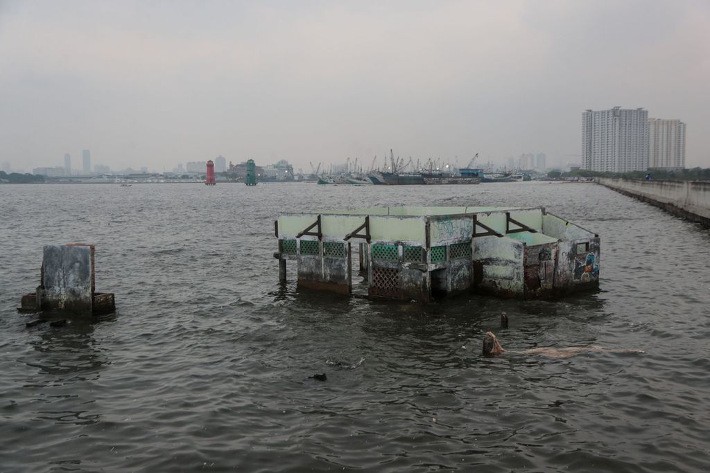 Bekas bangunan masjid yang tenggelam di balik tanggul laut raksasa di Muara Baru, Jakarta Utara, 21 Juni 2023.