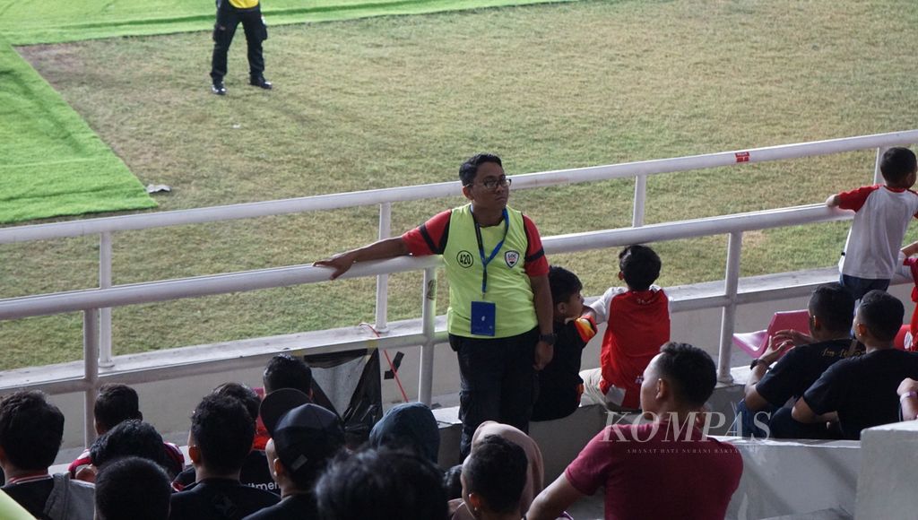 Seorang <i>steward </i>tengah bertugas dalam laga lanjutan Liga 1 Indonesia antara Persis Solo kontra Persija Jakarta di Stadion Manahan, Kota Surakarta, Jawa Tengah, Sabtu (30/9/2023). Penggunaan <i>steward </i>menjadi bagian baru dalam gelaran sepak bola nasional.