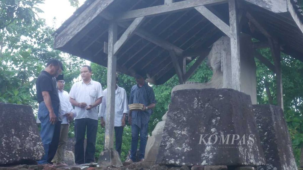 Calon wakil presiden nomor urut 1, Muhaimin Iskandar (ketiga dari kiri), berkunjung ke Candi Boyolangu, atau yang dikenal dengan Candi Gayatri, di Tulungagung, Jawa Timur, Kamis (25/1/2024).