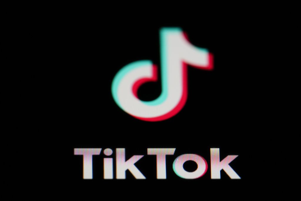  Ikon aplikasi Tiktok, seperti terlihat pada telepon pintar, 28 Februari 2023. 