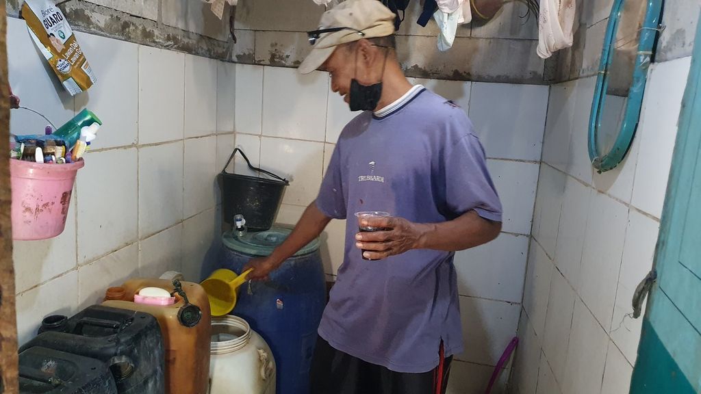 Sadiwan, warga Kampung Gedung Pompa, RT 020 RW 017, Kelurahan Penjaringan, Kecamatan Penjaringan, Jakarta Utara, menunjukkan drum untuk menampung air bersih yang dibeli dari swasta. Mereka kesulitan air bersih sejak 22 tahun yang lalu.