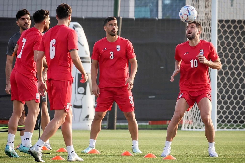 Penyerang Iran, Karim Ansarifard (kanan), menyundul bola saat sesi latihan di Al Rayyan, Doha, Qatar, Minggu (20/11/2022). Inggris akan menghadapi Iran pada pertandingan Grup B Piala Dunia Qatar, Senin (21/11/2022). 