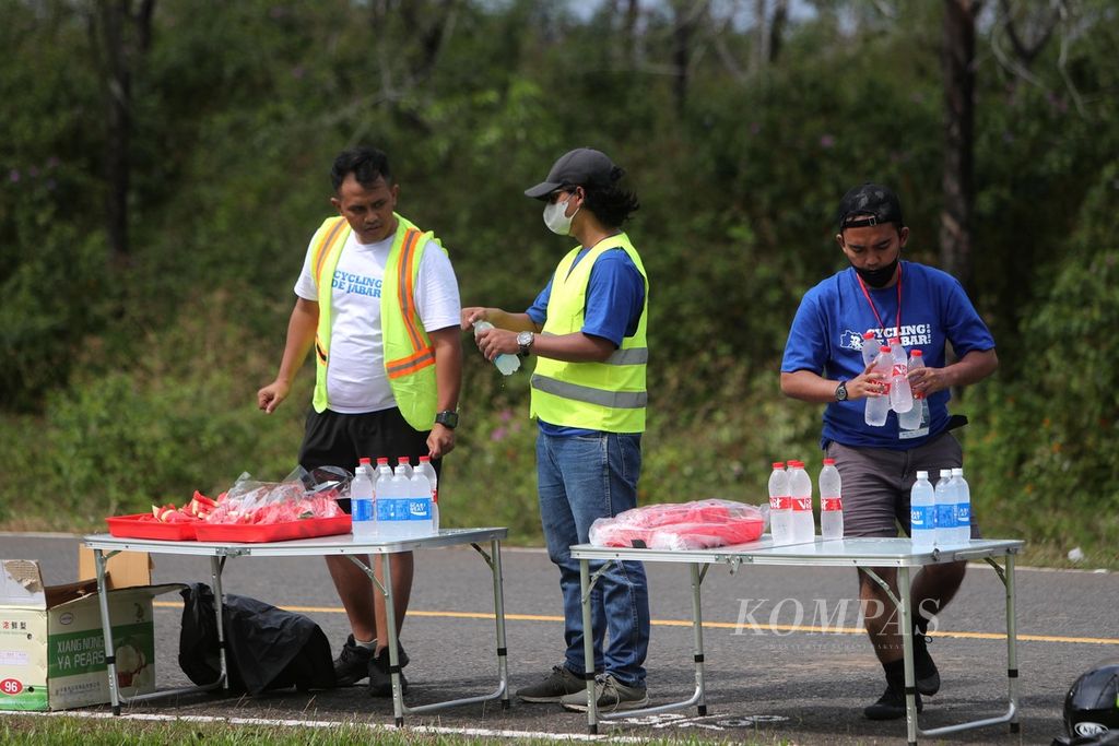 Petugas menyiapkan buah dan minuman untuk peserta balap sepeda Cycling de Jabar 2022 di Kecamatan Cibalong, Garut, Jawa Barat, untuk menyelesaikan etape kedua, Minggu (28/8/2022).