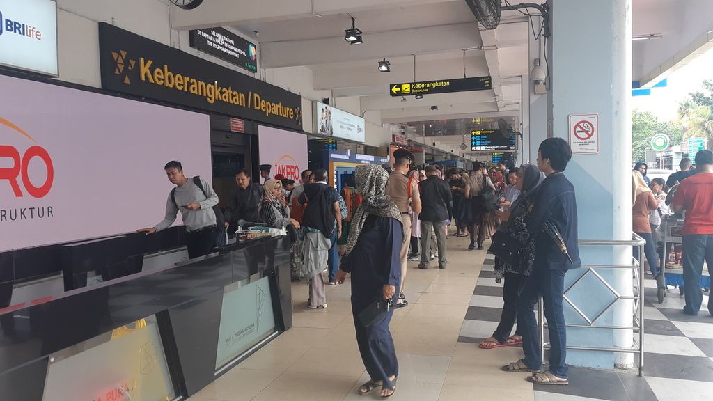 Suasana di area keberangkatan Bandara Halim Perdanakusuma, Jakarta Timur, Rabu (1/1/2020) sore. Penumpang menunggu kepastian keberangkatan dan pengalihan penerbangan melalui Bandara Internasional Soekarno-Hatta.