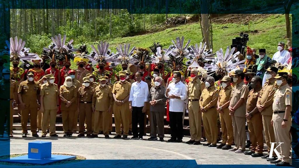 Governors from all over Indonesia were present with President Joko Widodo in a procession at the Kilometer Zero Point Area, the Capital of the Archipelago, Monday (14/3/2022).