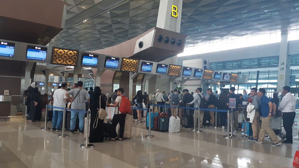 Suasana konter<i> check-in</i> keberangkatan internasional Terminal 3 Bandara Soekarno-Hatta, Banten, Kamis (23/8/2019).