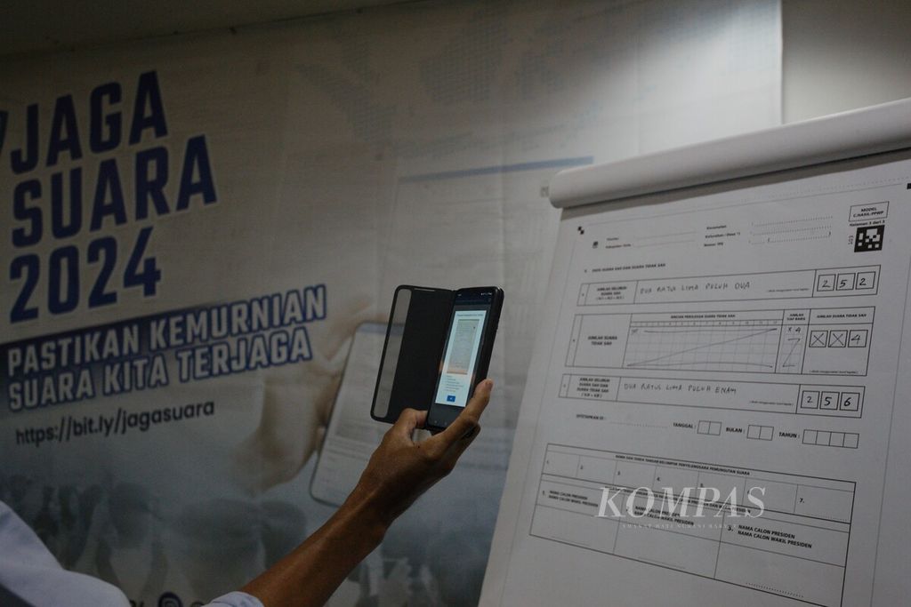 Seorang anggota lembaga masyarakat sipil mencoba menggunakan aplikasi JagaSuara2024, Selasa (16/1/2024), di Jakarta. Aplikasi itu menjadi media bagi publik untuk mengawal pemilu 2024.
