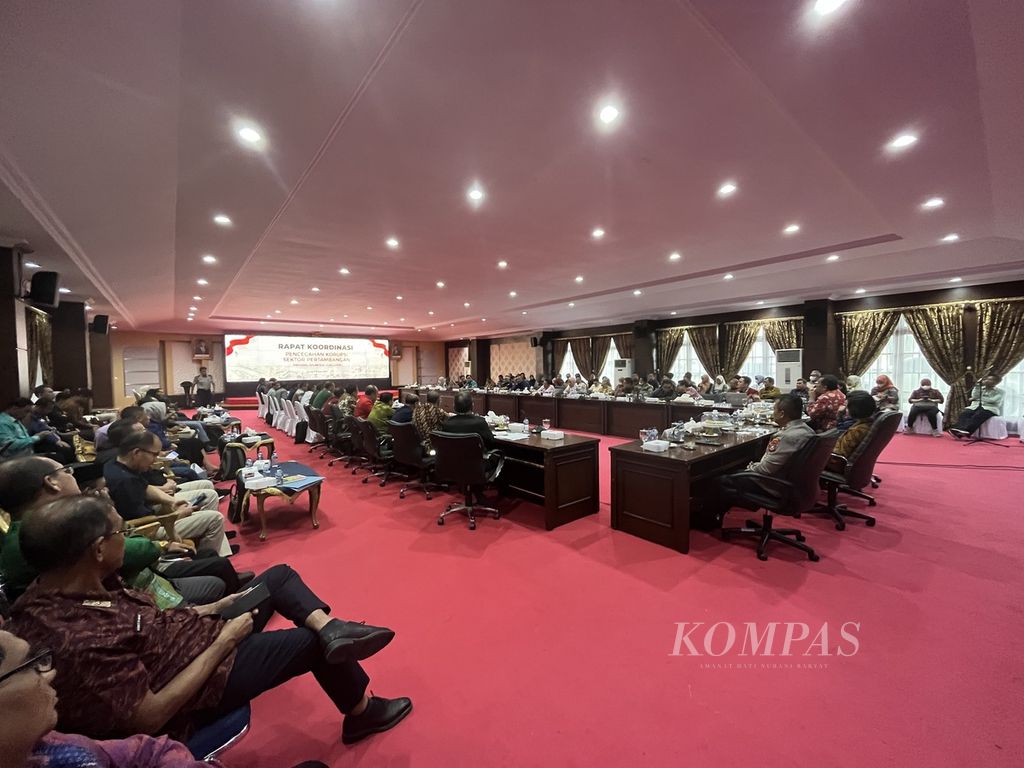 Rapat Koordinasi Pertambangan di Sulawesi Tenggara yang diselenggarakan oleh KPK berlangsung di Kendari, Sulawesi Tenggara, Kamis (8/6/2023). Rapat ini mengungkap sejumlah hal yang menjadi permasalahan pertambangan selama ini, salah satunya adalah banyaknya pelanggaran dari pelaku penambangan dan industri serta minimnya pendapatan daerah.