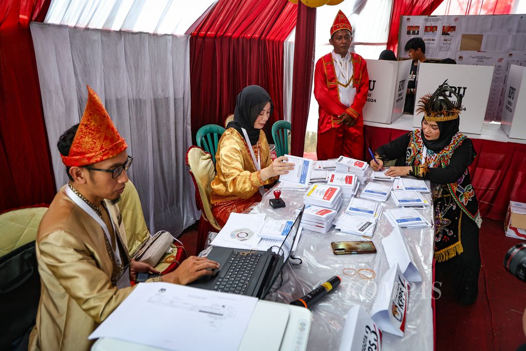 Petugas KPPS mengenakan pakaian adat daerah saat menyiapkan dokumen pemilu di TPS 118, Pulo Gebang, Cakung, Jakarta Timur, Rabu (14/2/2024). Mereka mengenakan pakaian adat daerah untuk menarik minat pemilih datang ke TPS. Pakaian adat daerah yang dipakai antara lain berasal dari Dayak, Aceh, Palembang, Sulawesi, Maluku, Betawi, dan Jawa. 