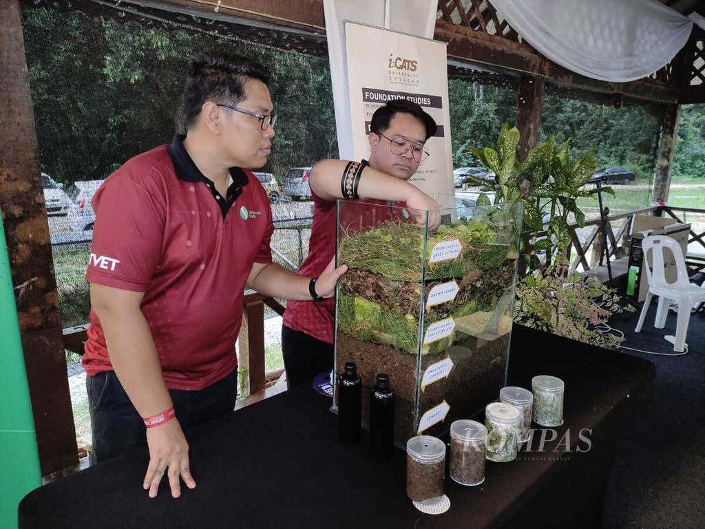 Beberapa anggota staf Sarawak Skills menjelaskan lapisan limbah organik dalam pembuatan kompos di sela Rainforest World Music Festival di Kuching, Sarawak, Malaysia, Sabtu (29/6/2024).