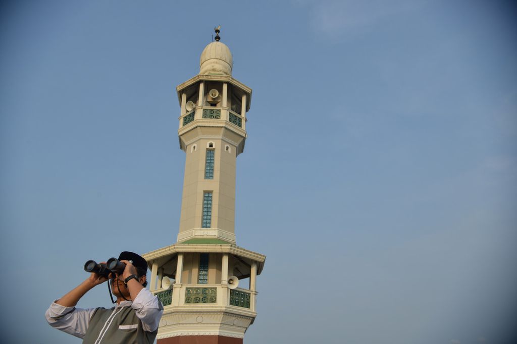 Salah seorang umat Islam melihat matahari menggunakan binokular di Masjid Al-Musyari'in, Jalan Basmol Raya, Jakarta Barat, Rabu (22/3/2023). Tim Lembaga Falakiyah Pondok Pesantren Al-Hidayah Basmol DKI Jakarta memantau hilal untuk menentukan awal Ramadhan 1444 Hijriah. 