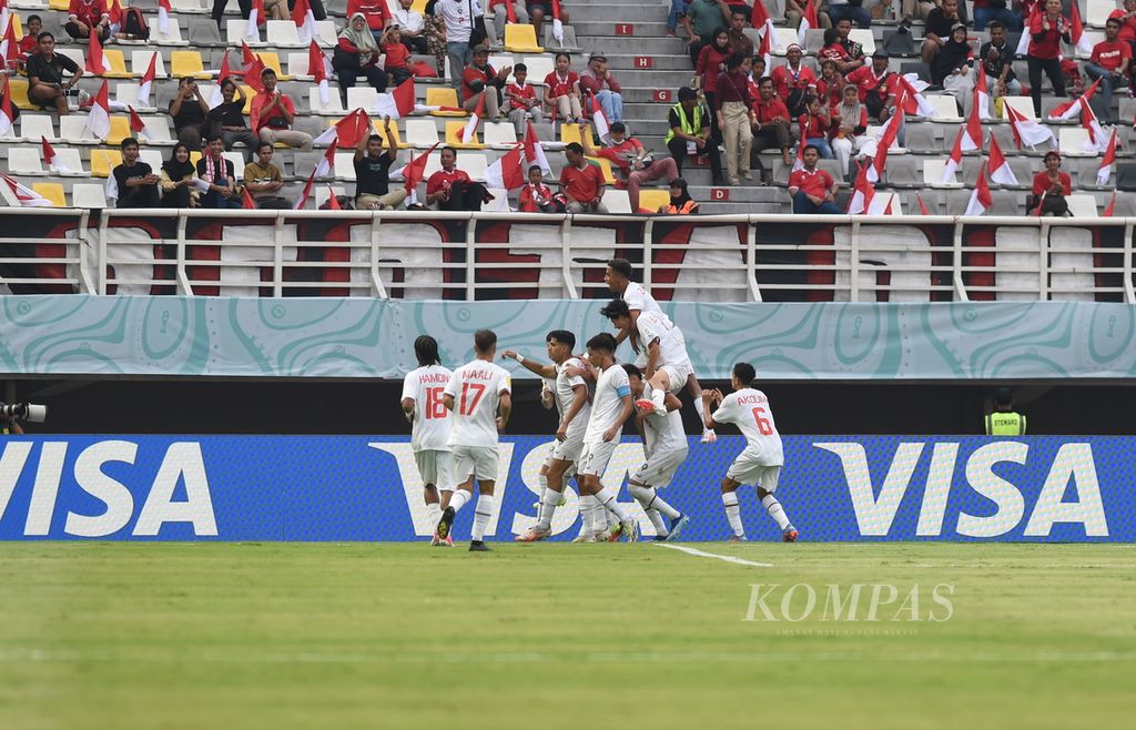 Luapan kegembiraan pemain Maroko saat berhasil mencetak gol ke gawang Maroko dalam Piala Dunia U-17 2023 di Stadion Gelora Bung Tomo, Surabaya, Jumat (10/11/2023). Laga Maroko melawan Panama merupakan laga pertama Piala Dunia U-17. 