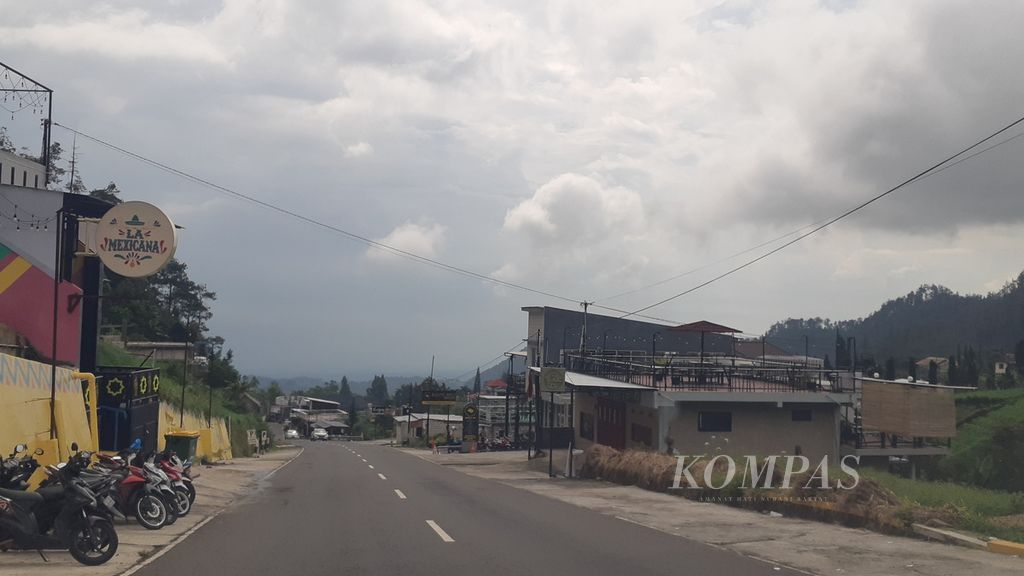 Sejumlah kafe dan restoran bernuansa kekinian berjajar di sepanjang jalan utama di Kecamatan Tawangmangu, Kabupaten Karanganyar, Jawa Tengah, Senin (25/4/2022).
