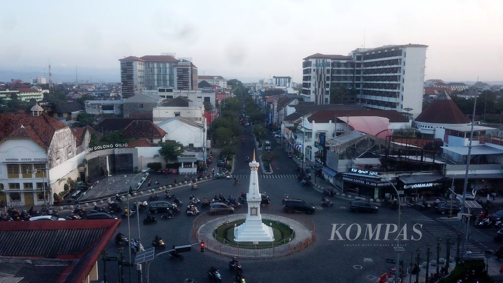 Suasana di Simpang Tugu, Kota Yogyakarta.