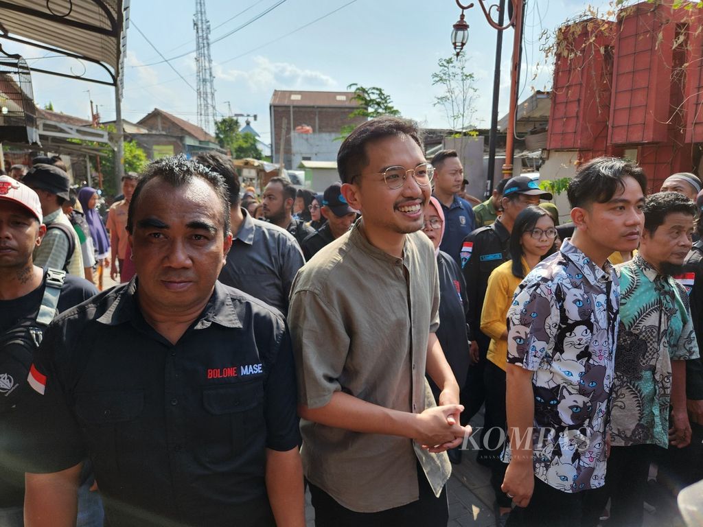 Pemimpin Pura Mangkunegaran KGPAA Mangkunegara X atau Gusti Bhre (kedua dari kiri) blusukan bersama wakil presiden terpilih Gibran Rakabuming Raka di Kelurahan Semanggi, Kota Surakarta, Jawa Tengah, Jumat (26/7/2024). Sambil blusukan, mereka berbagi buku tulis, susu, hingga sembako.