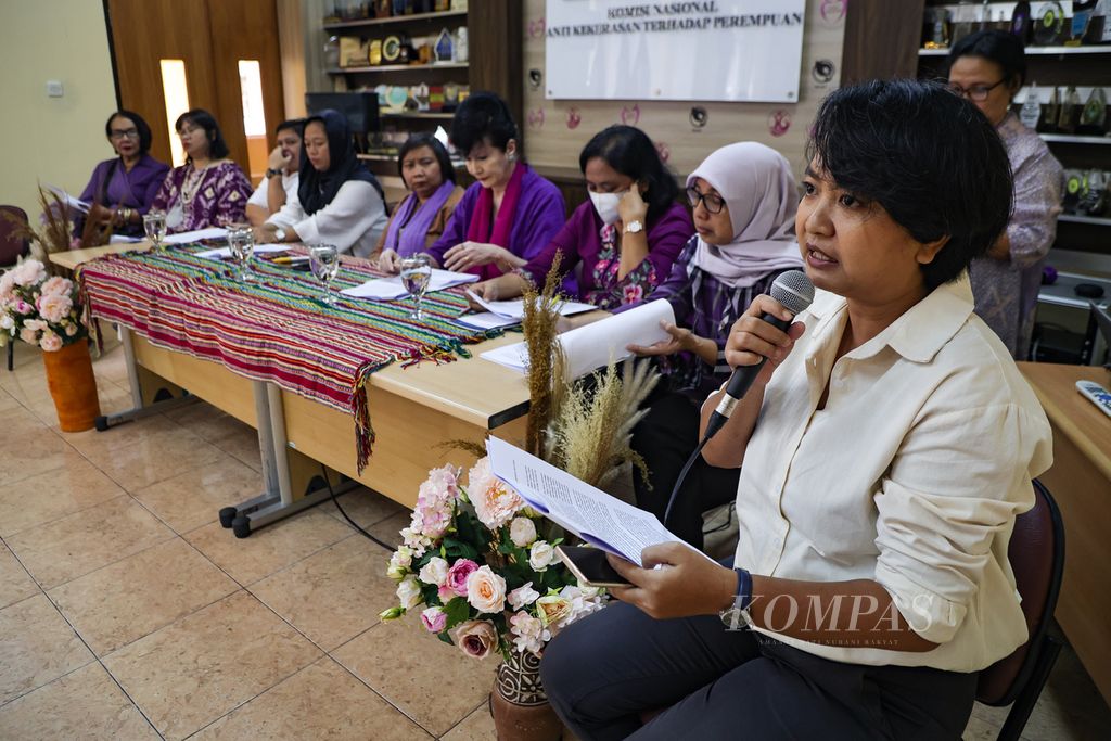 Mutiara Ika Pratiwi dari Perempuan Mahardhika berbicara dalam acara Deklarasi Koalisi Perempuan Penyelamat Demokrasi dan HAM di kantor Komnas Perempuan, Jakarta, Jumat (22/12/2023). Deklarasi ini diserukan oleh 33 perempuan yang mewakili berbagai organisasi perempuan dan intelektual. 