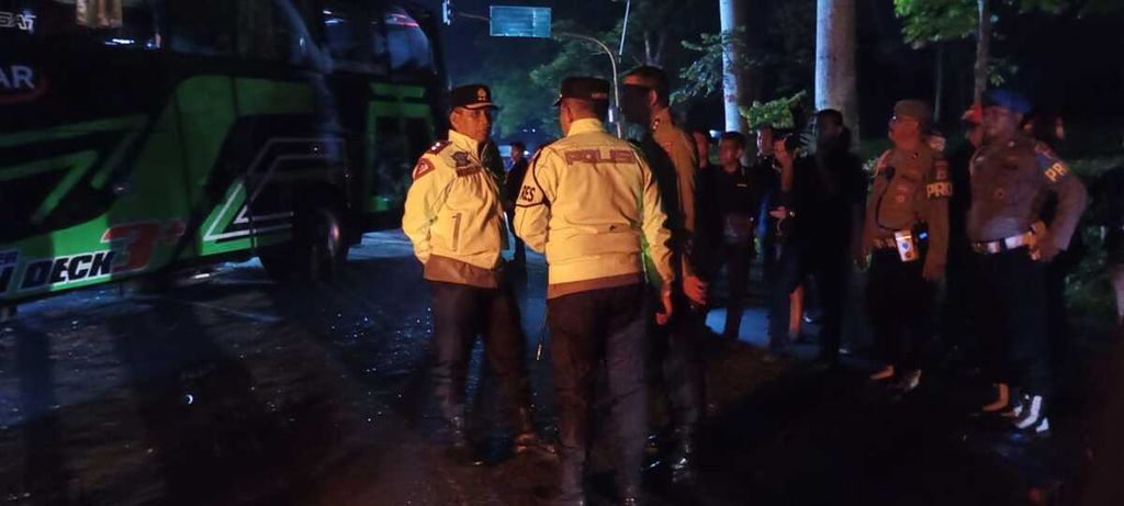 Kapolda Jawa Barat Irjen  Akhmad Wiyagus (kiri) berada di lokasi kecelakaan bus Trans Putera Fajar di jalan raya Desa Palasari, Kecamatan Ciater, Kabupaten Subang, Jawa Barat, Sabtu (11/5/2024). Sembilan dari 11 korban tewas adalah pelajar.