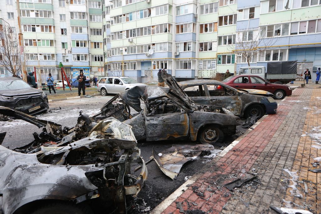 Belasan kendaraan hangus terbakar di wilayah pemukiman penduduk di Belgorod, Ukraina, Jumat (22/3/2024), setelah puluhan rudal diluncurkan militer Rusia ke Ukraina. 