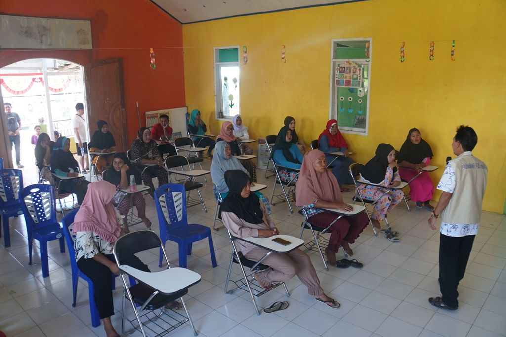 Pendiri Pusat Kegiatan Belajar Masyarakat (PKBM) Tut Wuri Handayani, Farid Bachmid (57), memberi arahan tentang pelatihan pembuatan abon cakalang kepada warga Desa Gangga II di Pulau Gangga, Kecamatan Likupang Barat, Minahasa Utara, Sulawesi Utara, Minggu (30/8/2020). PKBM besutan Farid  menjadi tempat utama bagi warga yang putus sekolah untuk mendapatkan ijazah pendidikan setara SD, SMP, dan SMA.