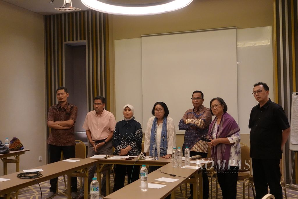 Mantan pimpinan dan komisioner Komnas HAM saat menyimak pertanyaan awak media di sesi tanya jawab seusai penyampaian seruan keprihatinan bersama terkait upaya menyelamatkan HAM dan demokrasi melalui Pemilihan Umum 2024 di Jakarta, Jumat (9/2/2024).