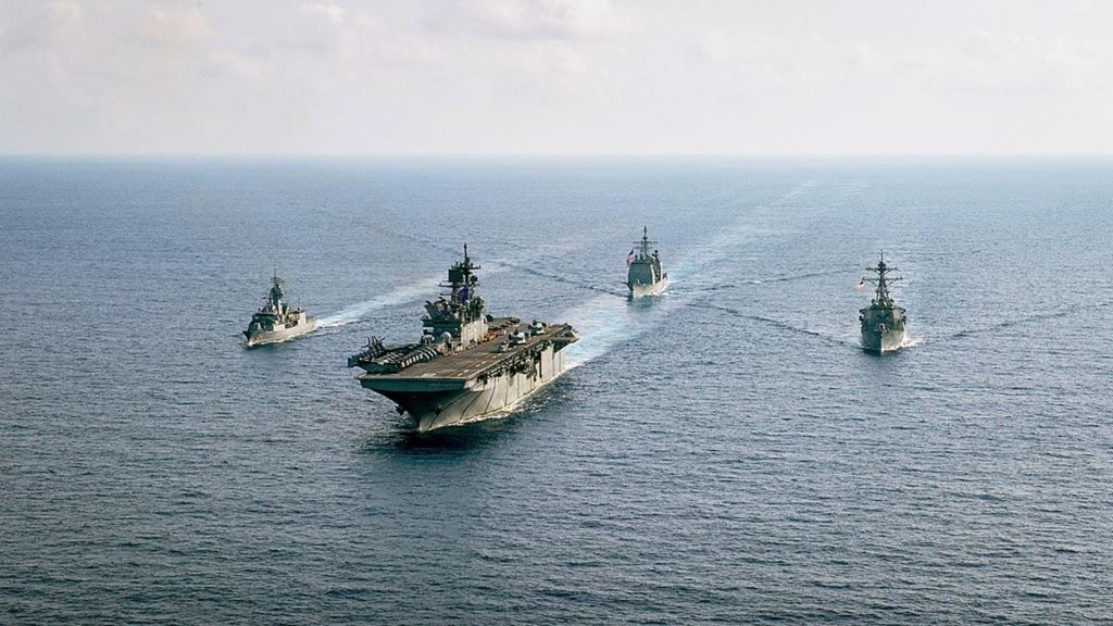 Kapal-kapal perang Australia dan Amerika Serikat berlayar bersama di Laut China Selatan, 18 April 2020.