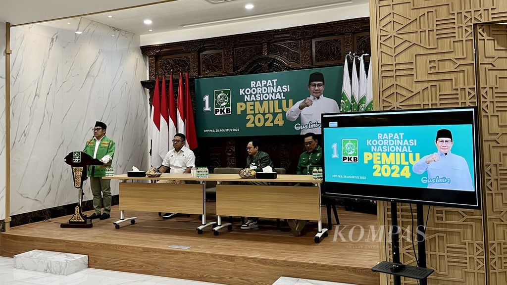 Ketua Umum Partai Kebangkitan Bangsa Muhaimin Iskandar (paling kiri) memberikan sambutan saat membuka Rapat Koordinasi Nasional Pemilu 2024 di Kantor DPP PKB, Jakarta, Senin (28/8/2023). PKB mengincar pemilih muda dan pemilih yang belum menentukan pilihan untuk mencapai target dua besar di Pemilu 2024.