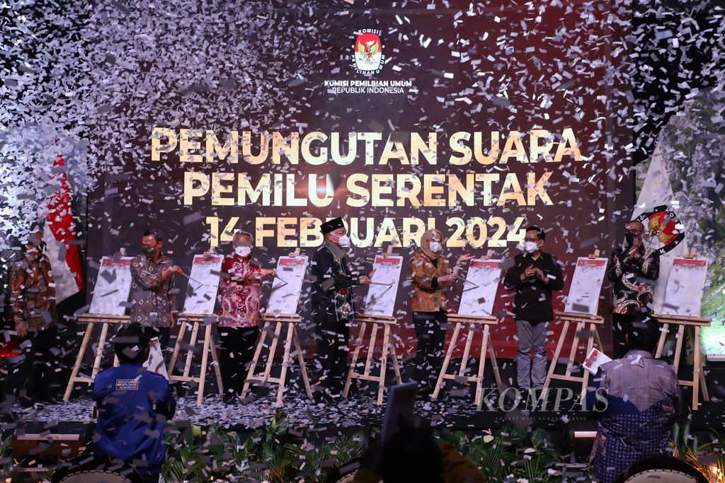 Komisioner Komisi Pemilihan Umum (KPU) mencoblos contoh surat suara saat peluncuran hari pemungutan suara pemilu serentak 2024 di Kantor KPU, Jakarta, Senin (14/2/2022). Pemilu serentak sendiri akan berlangsung pada 14 Februari 2024. Acara tersebut juga dihadiri perwakilan partai politik, Bawaslu, dan DKPP.