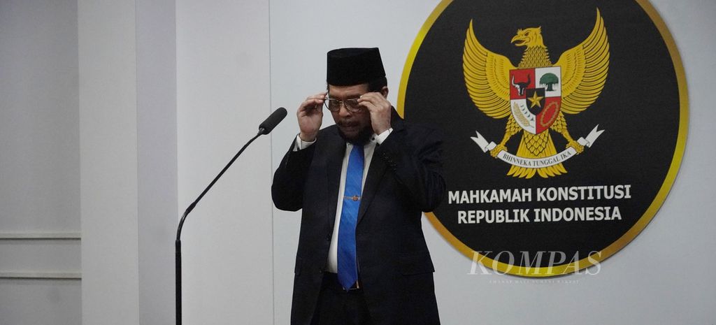 Ketua MK Anwar Usman mengenakan kacamatanya menjelang memimpin pelantikan anggota Majelis Kehormatan Mahkamah Konstitusi (MKMK) di Gedung 2 Mahkamah Konstitusi, Jakarta, Selasa (24/10/2023). 