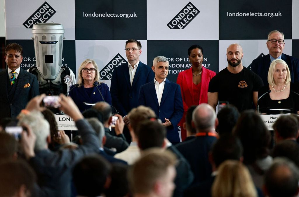 London Mayor Sadiq Khan (center), who has been re-elected, stands together with other mayoral candidates at the London Mayor Declaration in London, England, on Saturday (5/4/2024).