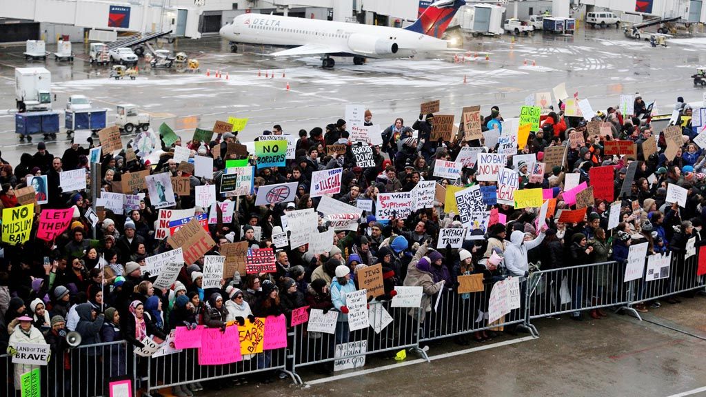 Ratusan warga  Amerika Serikat berunjuk rasa menentang pelarangan memasuki negara itu bagi warga sejumlah negara yang ditandatangani Presiden  Donald Trump. Unjuk rasa terjadi di sejumlah bandara, termasuk di Bandara Detroit Metropolitan di Romulus, Michigan, AS, Minggu (29/1). 