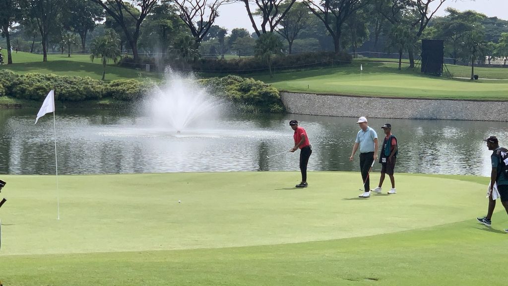 Pegolf Thailand, Sarit Suwannarut (merah), melakukan pukulan di turnamen golf Indonesian Master 2022 di Royale Jakarta Golf Club, Jakarta, Minggu (4/12/2022). 
