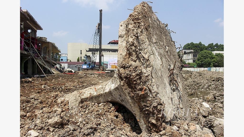Reruntuhan tiang cendawan yang masih tersisa di lahan bekas bangunan cagar budaya Pasar Cinde, Palembang, Sumatera Selatan, Rabu (6/6/2018).