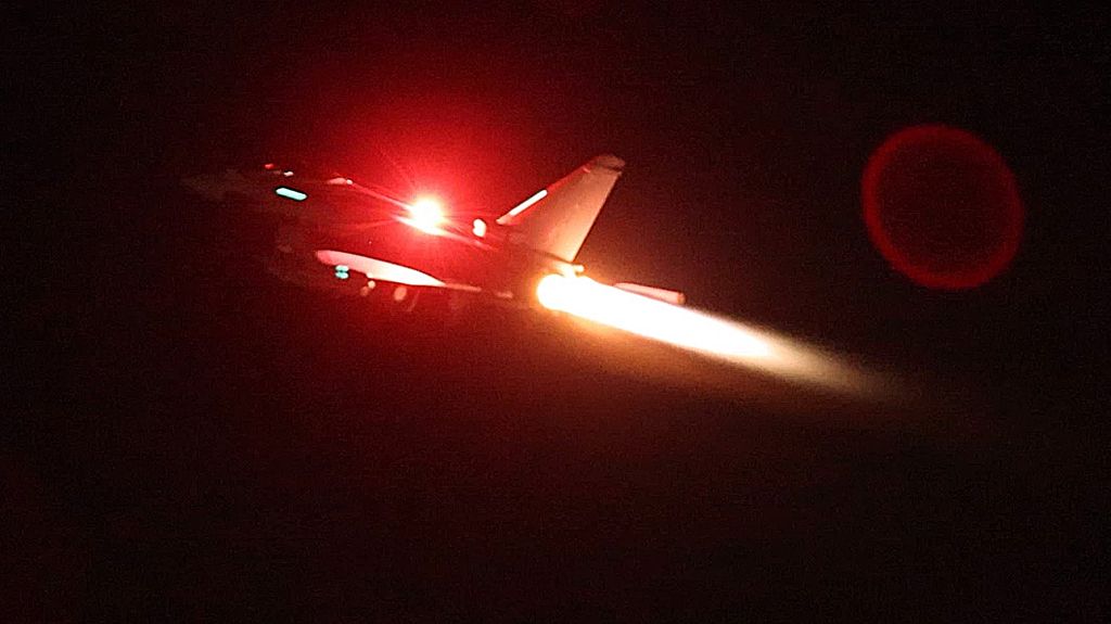Dalam foto yang dirilis oleh Kementerian Pertahanan Inggris pada Jumat (12/1/2024) tampak sebuah Typhoon, pesawat tempur milik Angkatan Udara Inggris terbang dari Akrotiri, pangkalan AU Inggris di Laut Tengah. Pesawat tempur itu ambil bagian dalam serangan gabungan AS-Inggris atas sejumlah situs militer Houthi di Yaman.
