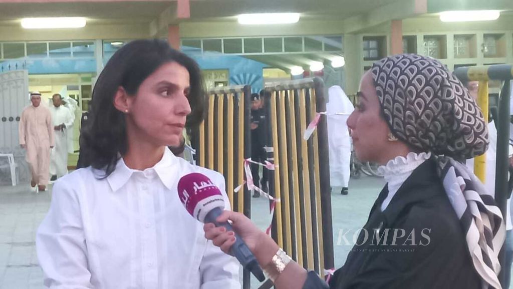 Seorang perempuan kandidat anggota Majelis Nasional, Alia Al-Khaled (kiri), tengah menjawab pertanyaan wartawan di sela-sela pemungutan suara pemilu legislatif di Sekolah Menengah Maan bin Zaid, Kuwait City, Kuwait, Selasa (6/6/2023).