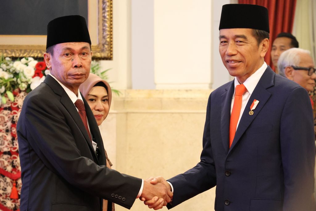 Presiden Joko Widodo berjabat dan mengucapkan selamat kepada Nawawi Pomolango yang baru saja mengucapkan sumpah sebagai Ketua  sementara KPK di Istana Negara, Jakarta, Senin (27/11/2023).