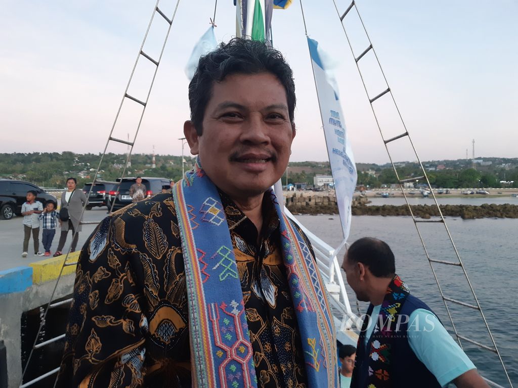 Direktur Utama BPJS Kesehatan Ali Ghufron Mukti di atas kapal RS Terapung Ksatria Airlangga yang berlabuh di pesisir Teluk Kupang, Kota Kupang, NTT, Minggu (16/7/2023).
