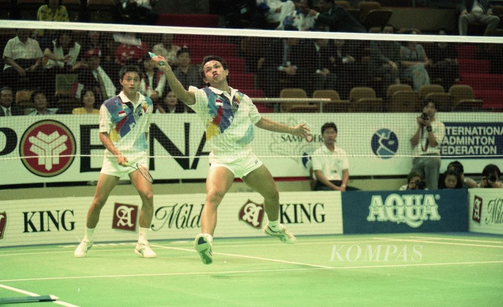 Pebulu tangkis ganda Indonesia Ricky Subagja dan Rexy Mainaky menaklukkan pasangan China Jiang Xin/Huang Zhanhong pada putaran final Piala Thomas 1996 di Queen Elizabeth Stadium Hong Kong. Indonesia menang 3-2.