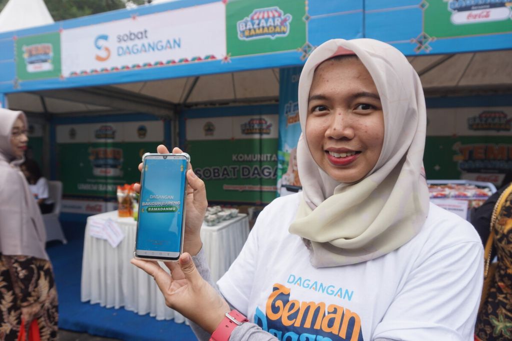 Tim dari "Dagangan" menunjukkan aplikasi Dagangan yang bisa digunakan pemilik warung untuk memesan barang di Heterospace Banyumas, Jawa Tengah, Jumat (14/4/2023).