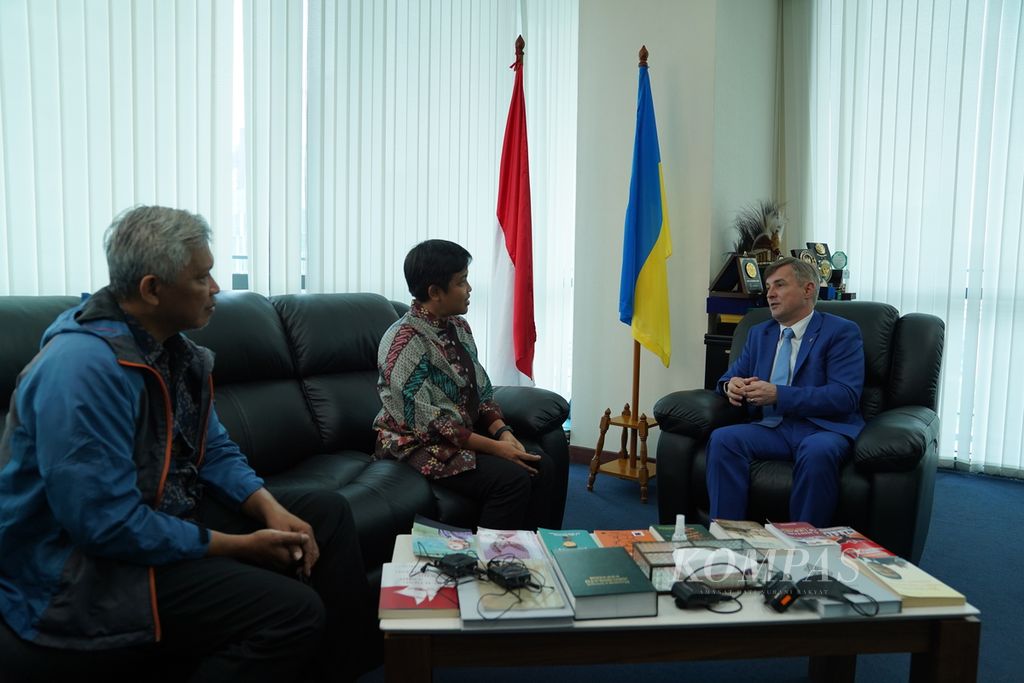 Duta Besar Ukraina untuk Indonesia, Vasyl Ivanovich Hamianin tengah berbincang-bincang dengan jurnalis Harian Kompas Luki Aulia dan Josie Susilo Hardianto di kantor Kedutaan Besar Ukraina di Jakarta, Senin (06/02/2023).